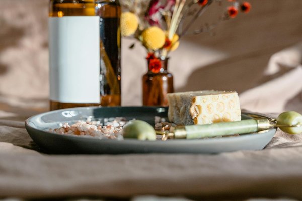 Comment choisir des boucles d'oreilles en perles pour un look de mariage sophistiqué?