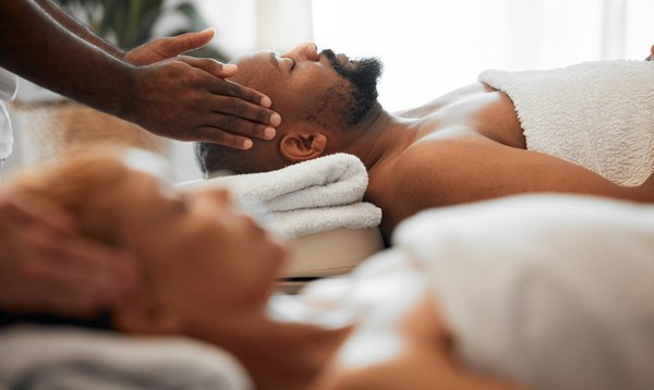 Comment sélectionner les meilleures huiles essentielles pour des massages relaxants à domicile?